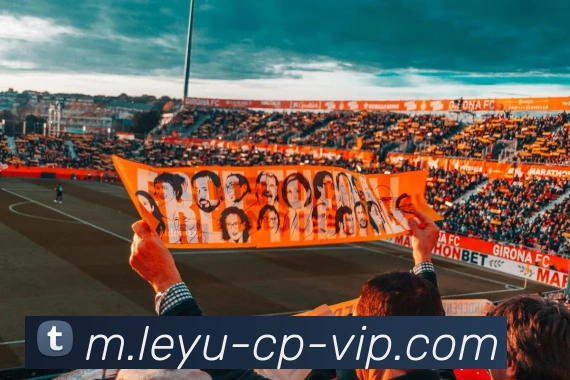 南加大与康涅狄格女篮对决全员穿科比球鞋展现致敬精神与团结力量